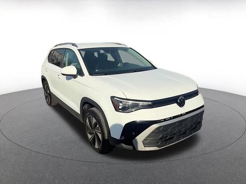 Pure White 2025 Volkswagen Taos 1.5T SE