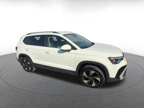 Pure White 2025 Volkswagen Taos 1.5T SE