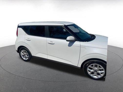Snow White Pearl 2025 Kia Soul LX