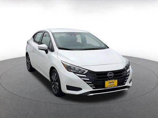 Aspen White Tricoat 2025 Nissan Versa 1.6 SV