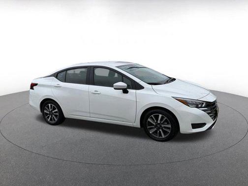 Aspen White Tricoat 2025 Nissan Versa 1.6 SV