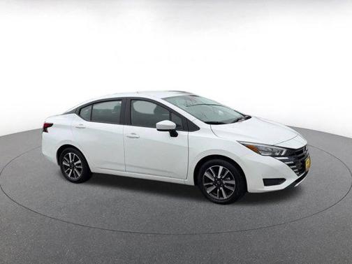 Aspen White Tricoat 2025 Nissan Versa 1.6 SV