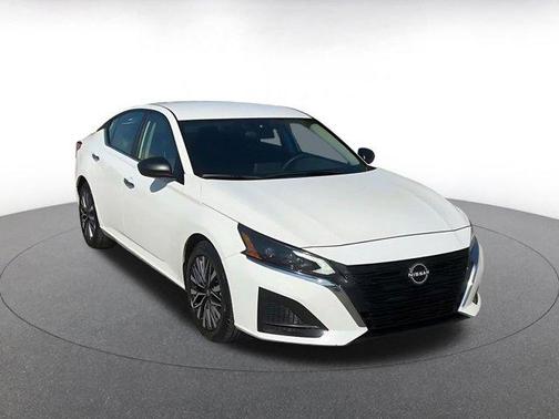 Glacier White 2025 Nissan Altima SV FWD