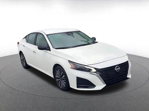 Glacier White 2025 Nissan Altima SV FWD