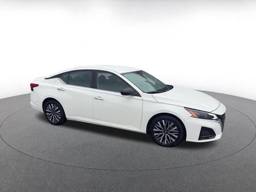 Glacier White 2025 Nissan Altima SV FWD