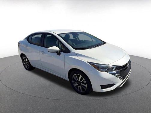 Aspen White Tricoat 2025 Nissan Versa 1.6 SV