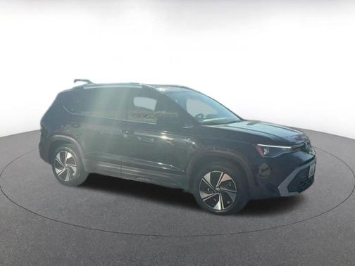 Deep Black Pearl 2025 Volkswagen Taos 1.5T SE