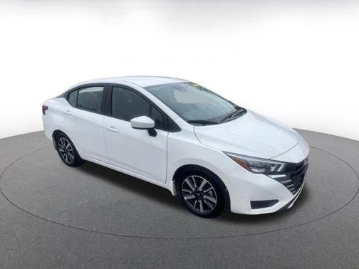 Aspen White Tricoat 2025 Nissan Versa 1.6 SV