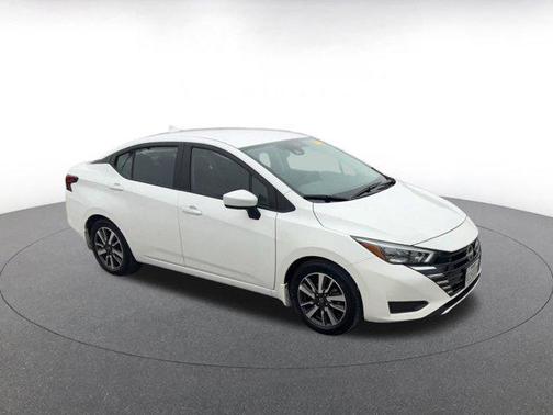 Aspen White Tricoat 2025 Nissan Versa 1.6 SV