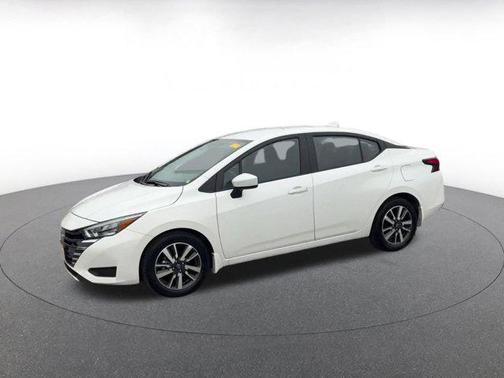 Aspen White Tricoat 2025 Nissan Versa 1.6 SV