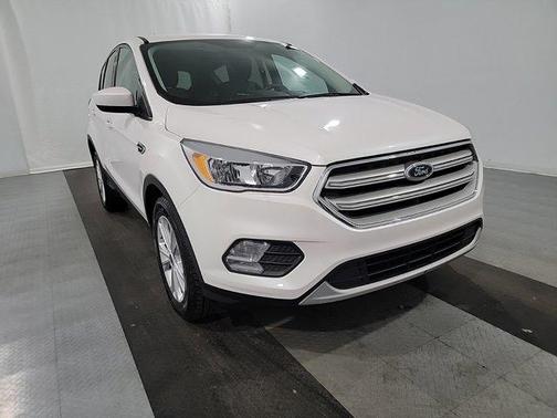 Photo 2 of 35 of 2019 Ford Escape SE
