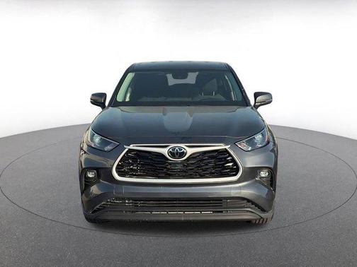 Magnetic Gray Metallic 2025 Toyota Highlander LE