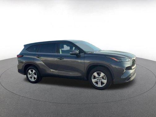 Magnetic Gray Metallic 2025 Toyota Highlander LE