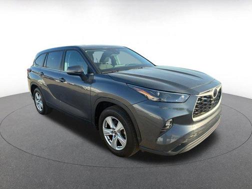 Magnetic Gray Metallic 2025 Toyota Highlander LE