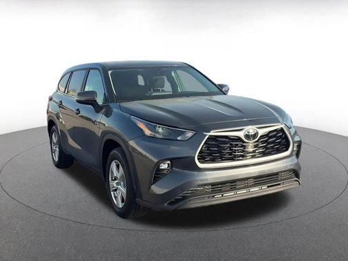 Magnetic Gray Metallic 2025 Toyota Highlander LE