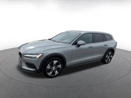 2025 Volvo V60 Cross Country B5 Plus