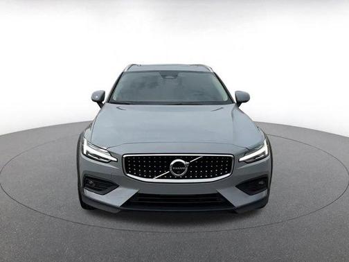 2025 Volvo V60 Cross Country B5 Plus