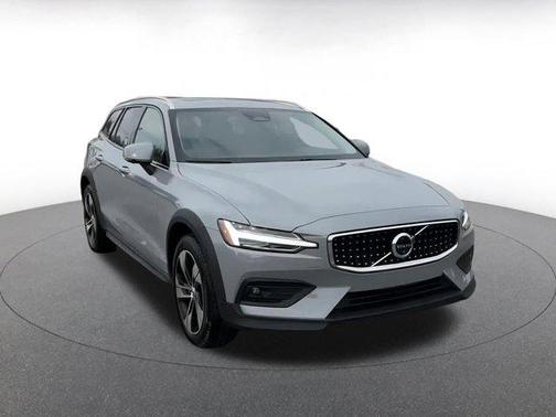 2025 Volvo V60 Cross Country B5 Plus