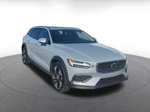 2025 Volvo V60 Cross Country B5 Plus