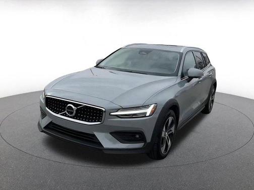 2025 Volvo V60 Cross Country B5 Plus