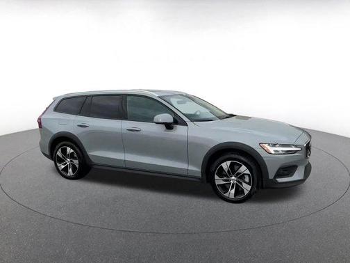 2025 Volvo V60 Cross Country B5 Plus