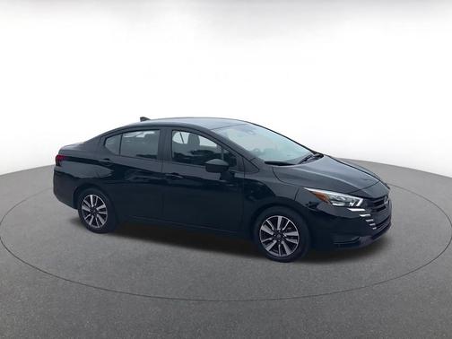 Super Black 2025 Nissan Versa 1.6 SV