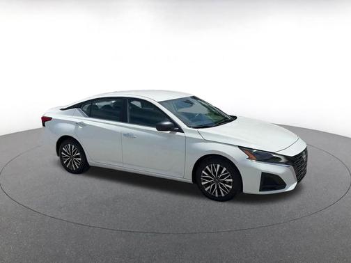 Glacier White 2025 Nissan Altima SV FWD