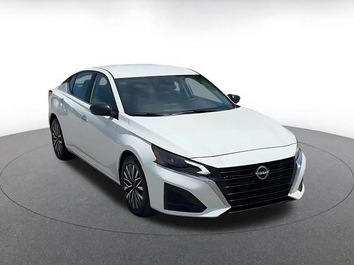 Glacier White 2025 Nissan Altima SV FWD
