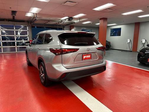 Celestial Silver Metallic 2023 Toyota Highlander XLE