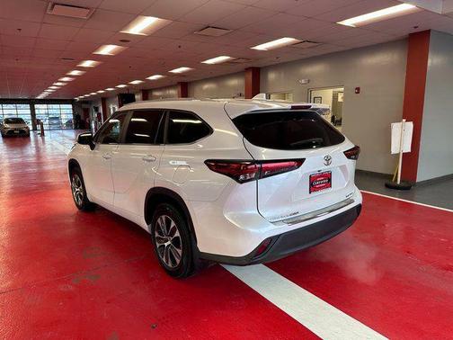 Wind Chill Pearl 2023 Toyota Highlander XLE