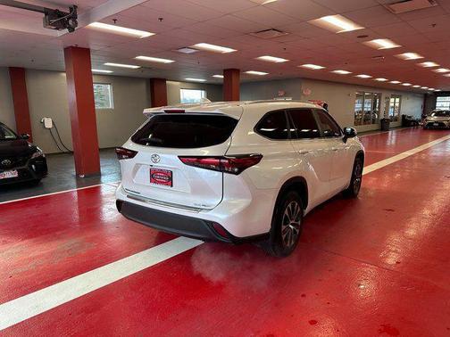 Wind Chill Pearl 2023 Toyota Highlander XLE