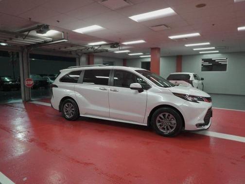 2023 Toyota Sienna XLE
