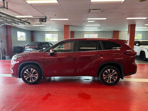Ruby Flare Pearl 2023 Toyota Highlander XLE