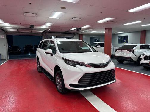 2026 Toyota Sienna LE