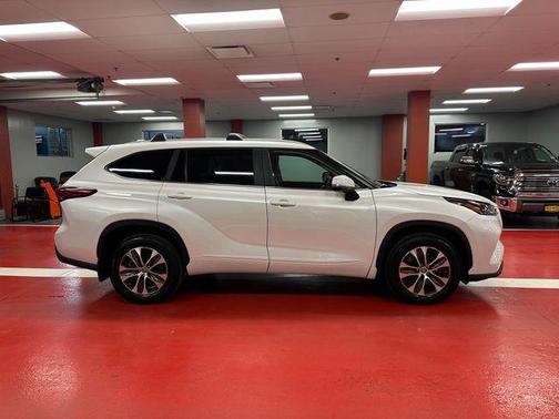 Wind Chill Pearl 2023 Toyota Highlander XLE