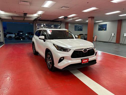 Wind Chill Pearl 2023 Toyota Highlander XLE