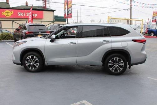 Celestial Silver Metallic 2021 Toyota Highlander XLE