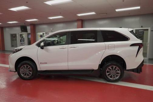 2025 Toyota Sienna LE