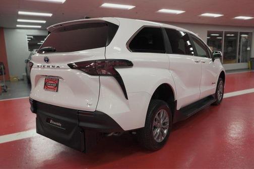 2025 Toyota Sienna LE