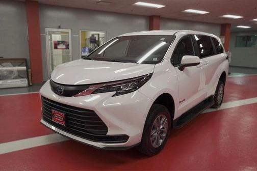 2025 Toyota Sienna LE