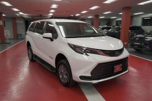 2025 Toyota Sienna LE