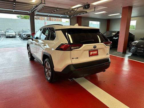 Ice Cap 2024 Toyota RAV4 Hybrid XLE