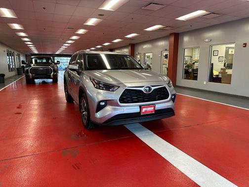Celestial Silver Metallic 2023 Toyota Highlander XLE
