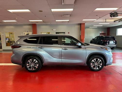 Moon Dust 2024 Toyota Highlander XLE