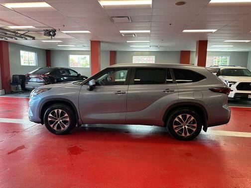 Moon Dust 2024 Toyota Highlander XLE