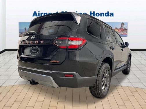 Crystal Black Pearl 2026 Honda Pilot TrailSport