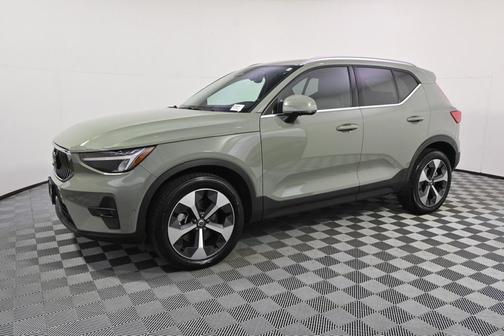 2025 Volvo XC40 B5 Plus Bright Theme