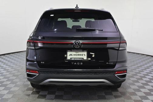Deep Black Pearl 2025 Volkswagen Taos 1.5T SE