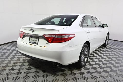 Super White 2015 Toyota Camry SE