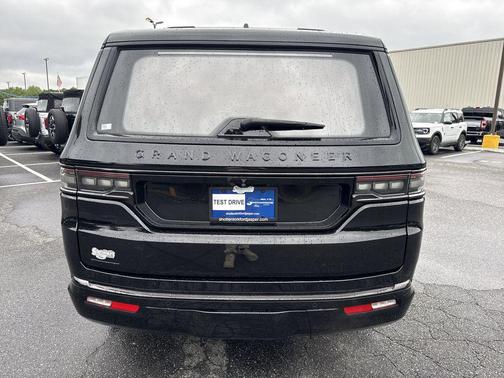 Diamond Black Crystal Pearlcoat 2023 Jeep Grand Wagoneer Series III